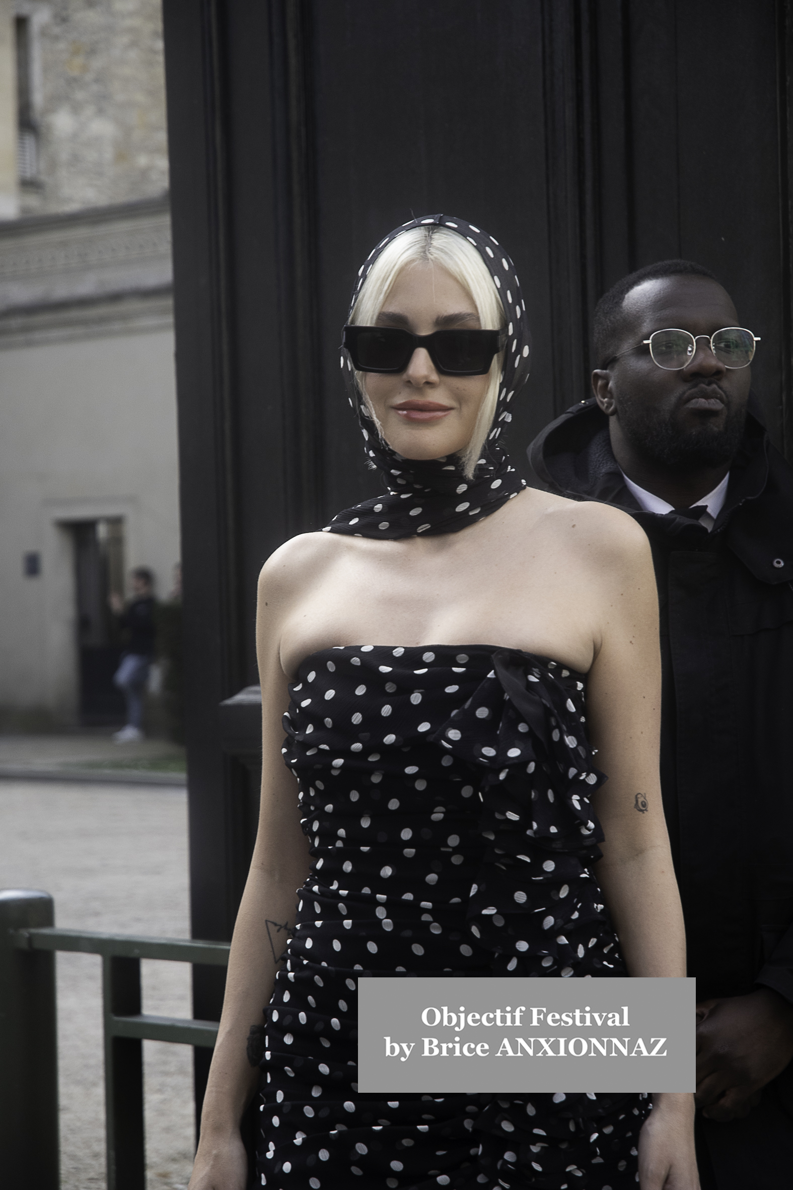 Photo streetstyle de Mary Charteris - Streetstyle photos of guest arrivals at the Nina Ricci show lors du défilé Nina Ricci Spring 2025 à Streetstyle-photos-of-guest-arrivals-at-the-Nina-Ricci-show, Paris Fashion Week le 7 March 2025 par Brice ANXIONNAZ (Objectif Festival)